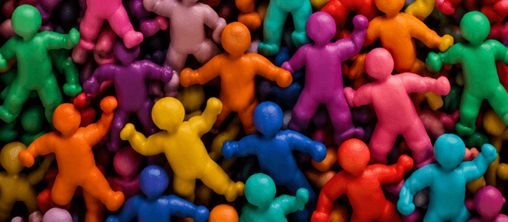 Bunte, vielfältige Gruppe von Menschen auf dem Campus